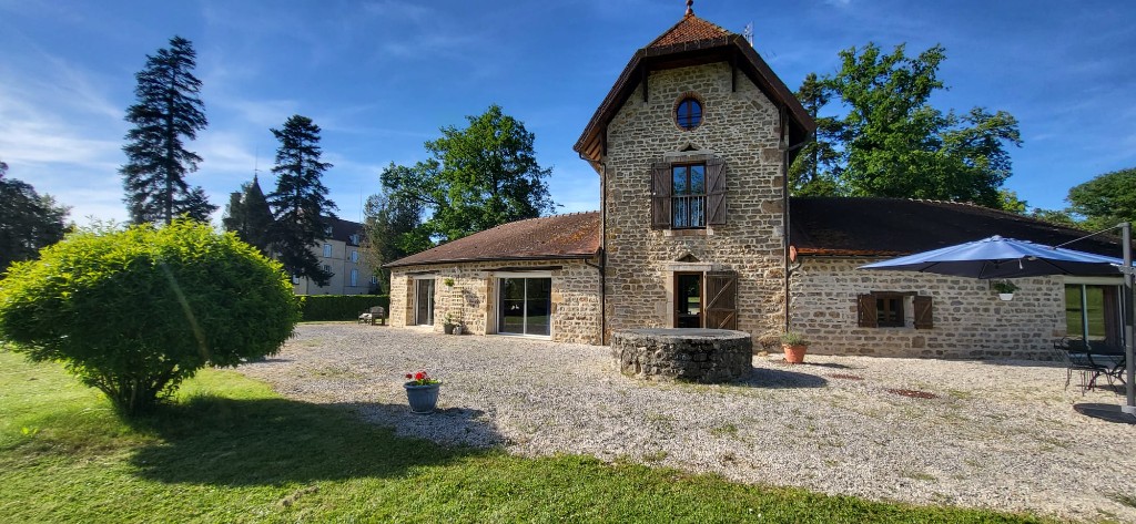 Maison du Parc, cour et puits en pierre