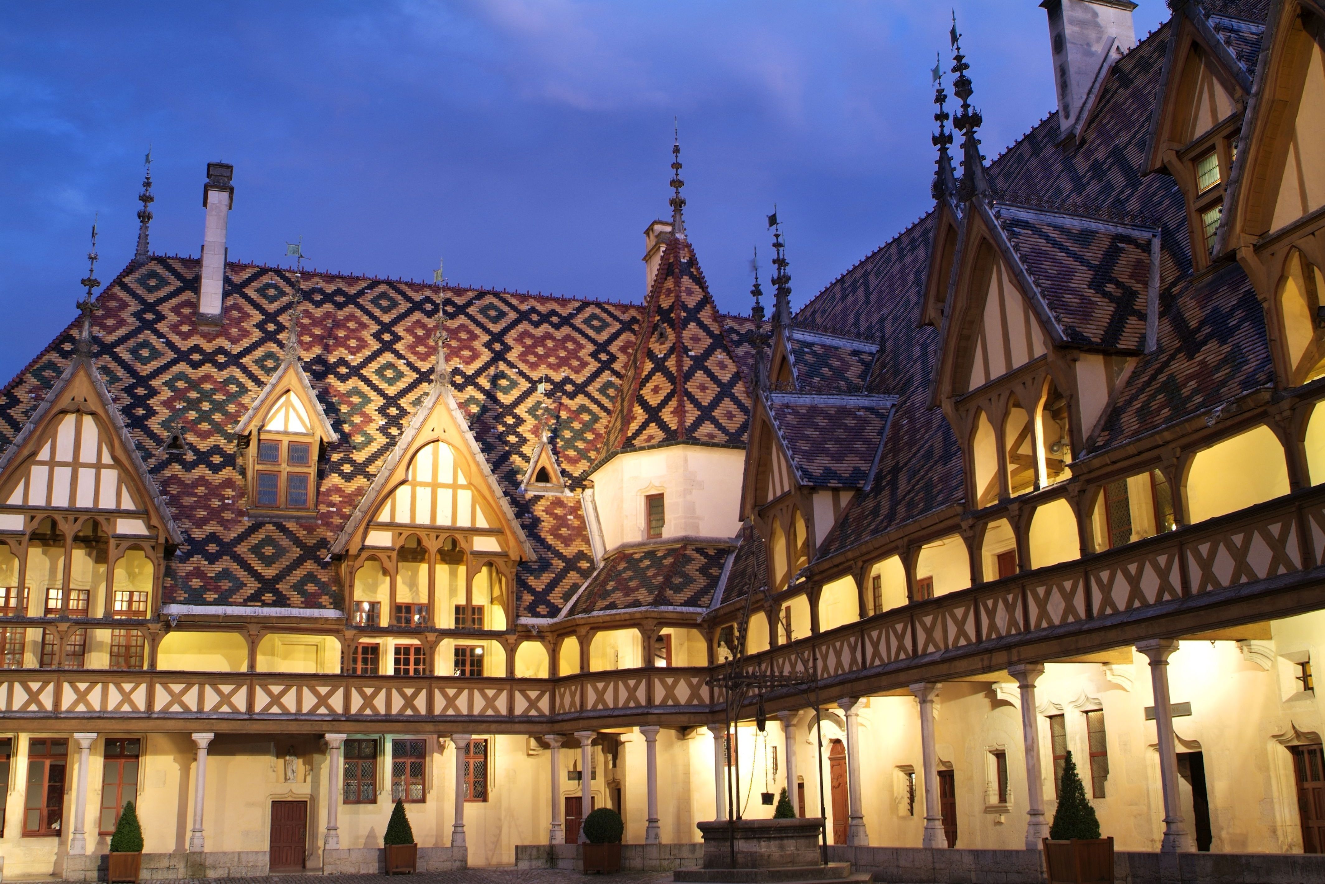 Hospices de Beaune, patrimoine historique à 25 min du Château de Musigny