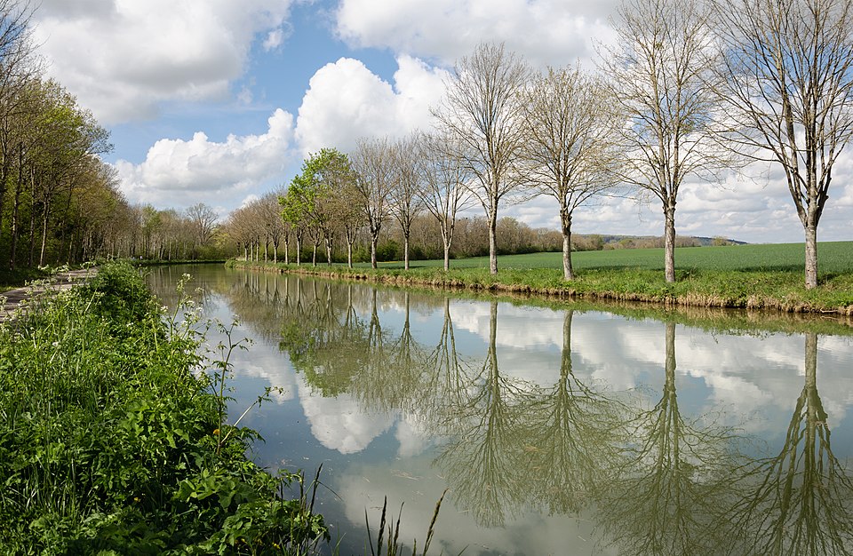 Canal de Bourgogne près du Château de Musigny